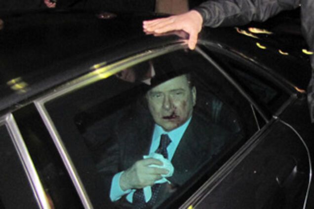 Берлускони разбили нос кулаком (ВИДЕО)