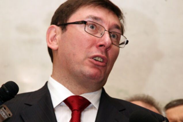 Янукович считает, что Луценко нарушает Конституцию