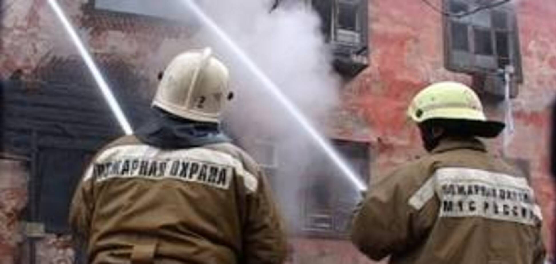 Огромный пожар уничтожил жилой дом в центре Москвы 
