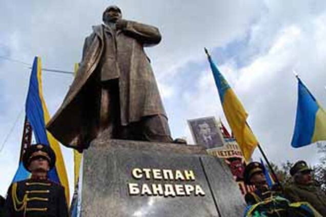 Біля пам'ятника Бандері виявили гранату