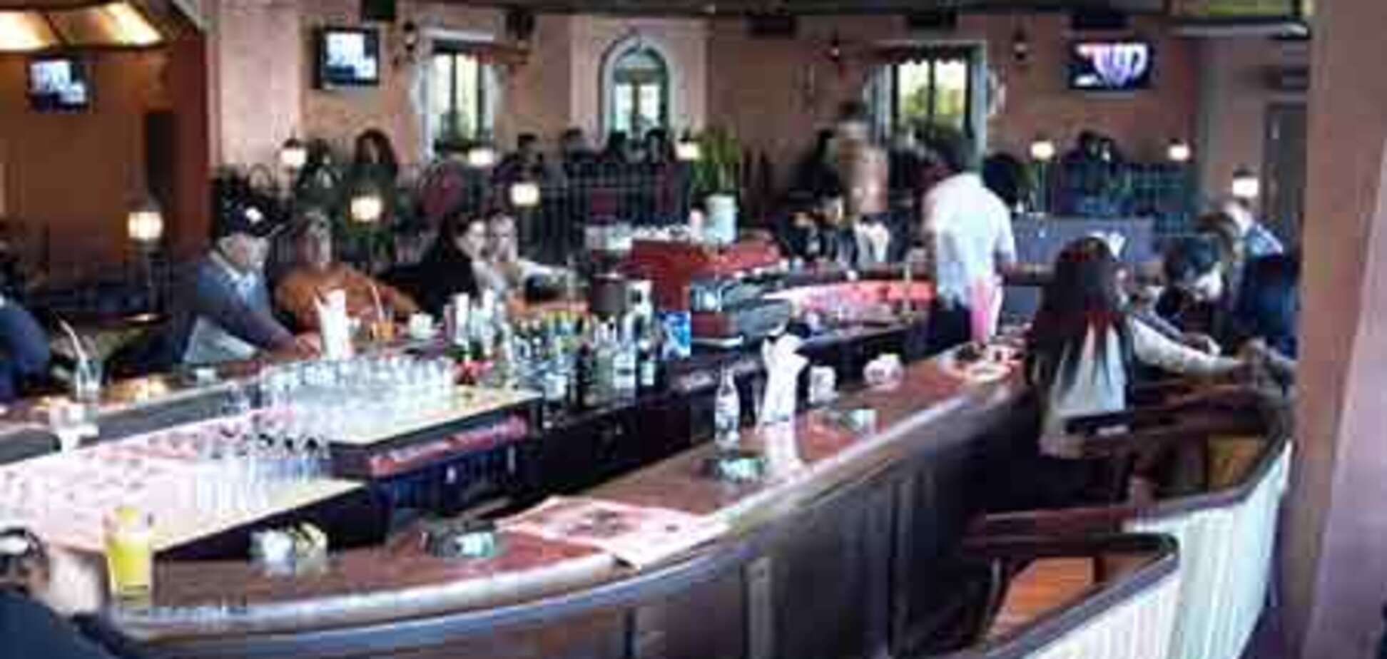 Мужчина шокировал посетителей ресторана