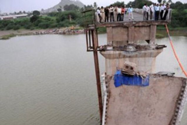 В Индии обрушился мост, есть жертвы