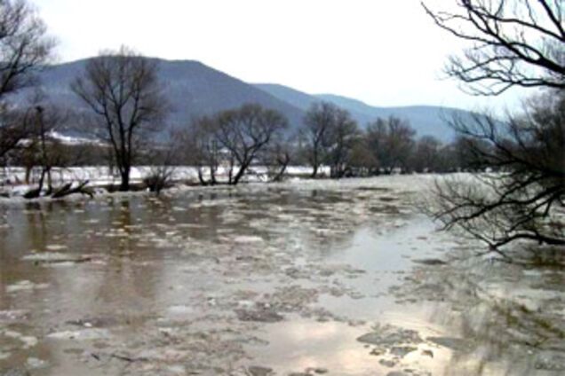Повінь у Закарпатті: вода в річках піднялася до 4 м