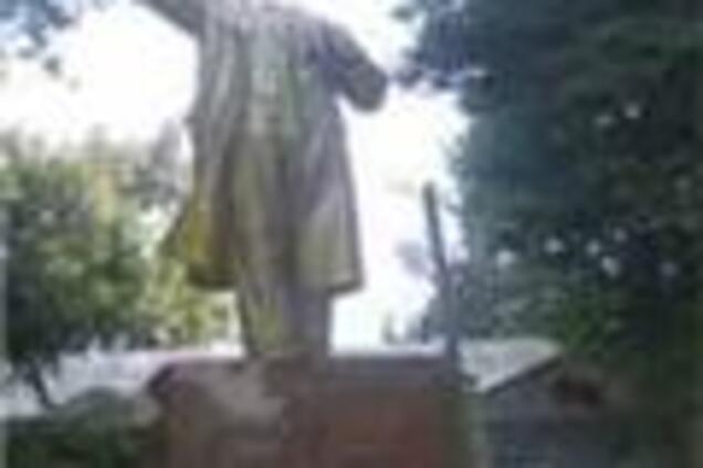 В Сумах неизвестные разрушили памятник Ленину