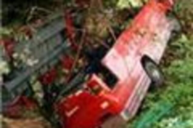 У Китаї впав у прірву пасажирський автобус