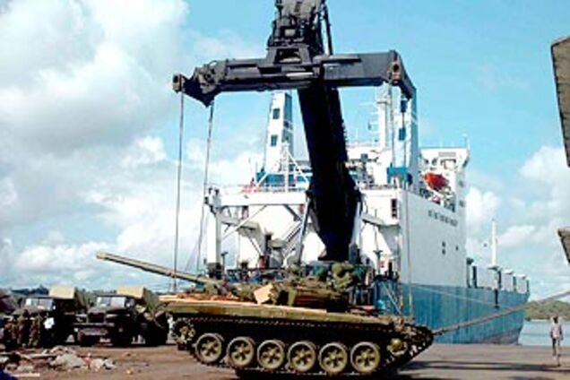 Пираты тайком вывезли с 'Фаины' стрелковое оружие