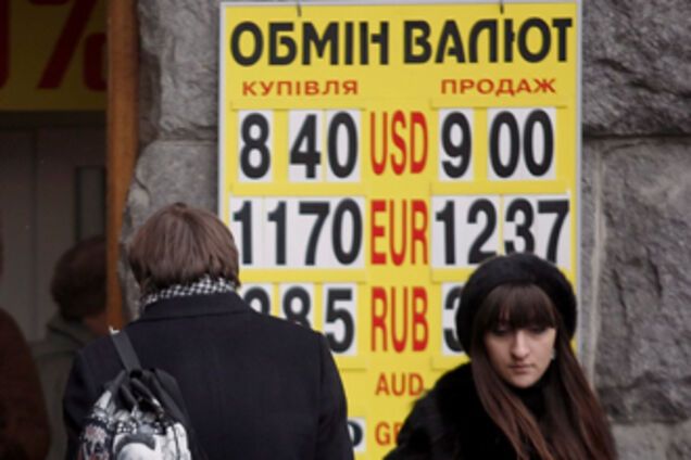 Гривню обваливают с целью ввести ЧП