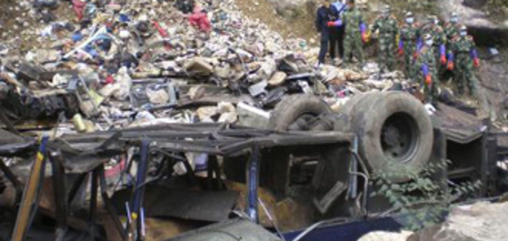 В Індії автобус впав в ущелину, загинули 39 людей
