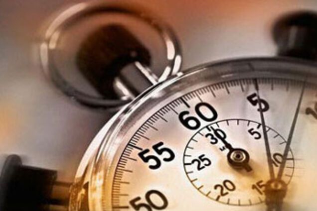 В воскресенье страна переведет стрелки