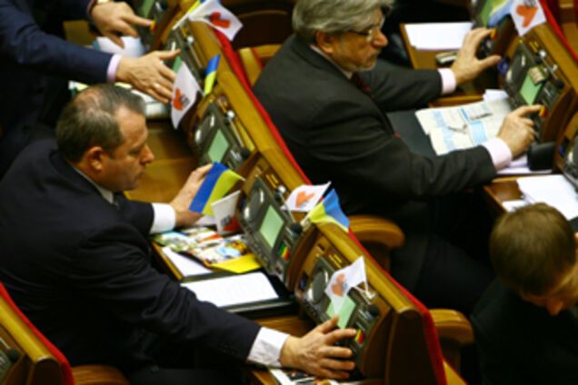 Кабмин уговорил Раду рассмотреть антикризисный пакет