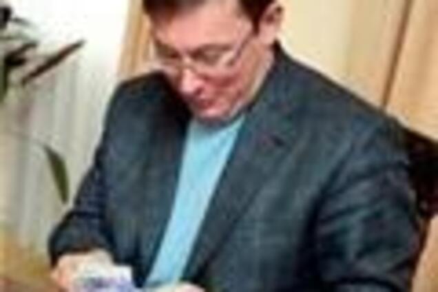 Луценко пообещал уволить участковых за наркопритоны