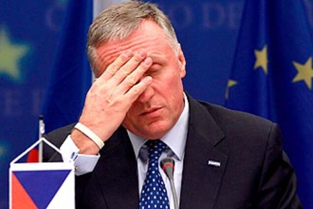 Премьер-министр Чехии таки подал в отставку