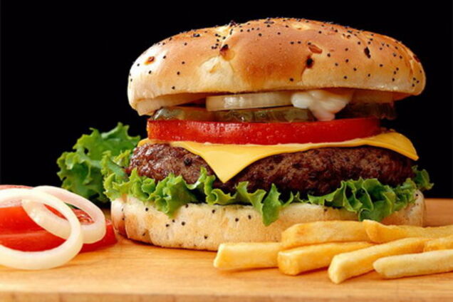 В 'McDonald`s' чизбургер по новой цене