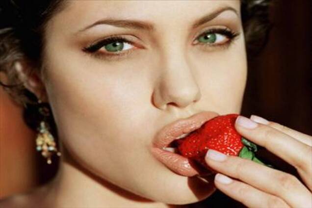 Анджелина Джоли даже ест сексуально