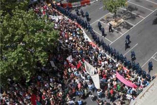 Против саммита G20 протестуют десять тысяч человек