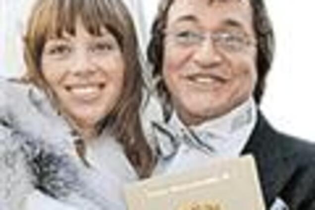 Дибров пригласил журналистов на первую брачную ночь