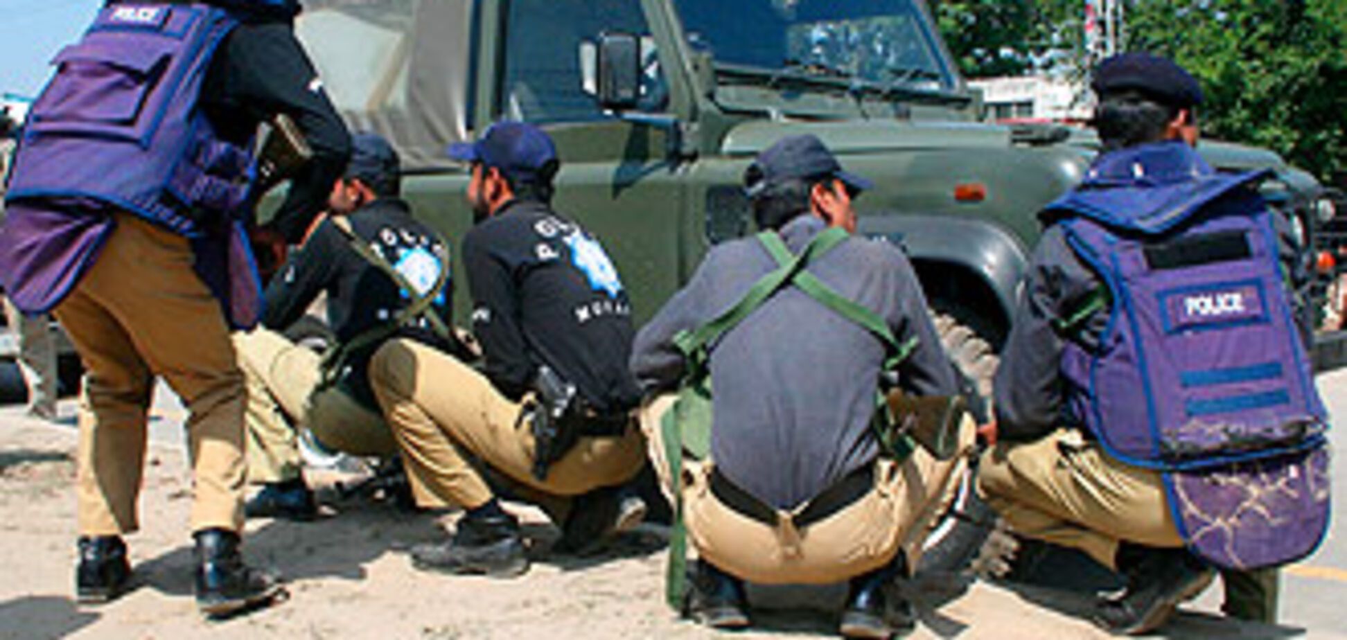 У руках терористів в Лахорі знаходиться більше 700 осіб