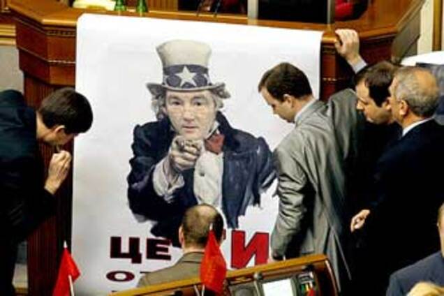 КПУ и ПР вывесили в Раде карикатуры на Ющенко 