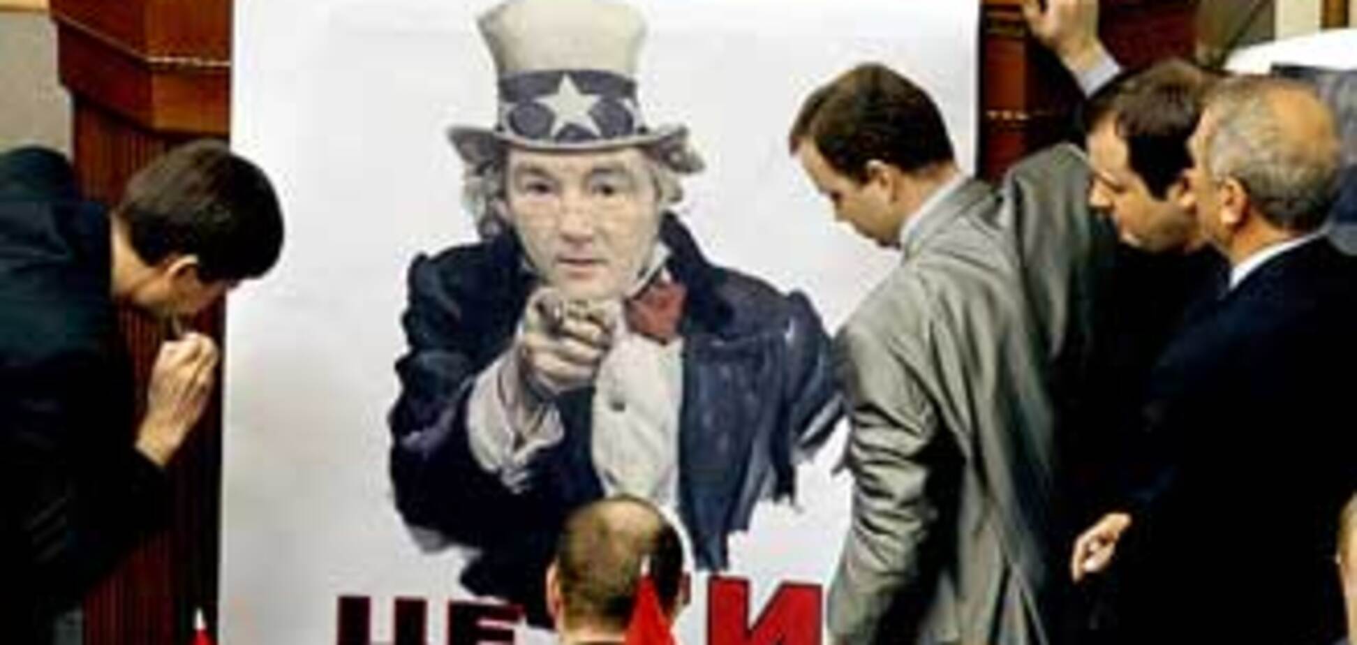 КПУ и ПР вывесили в Раде карикатуры на Ющенко