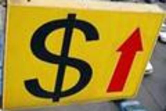 Доллар, как заколдованный, топчется выше отметки 8 грн