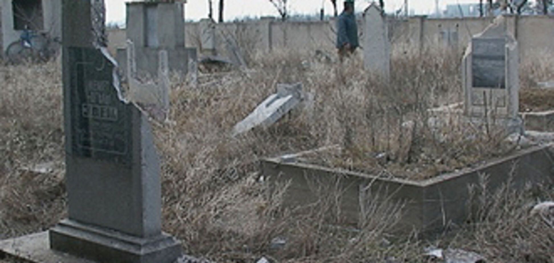 Подростки надругались над могилой отца Генпрокурора Украины