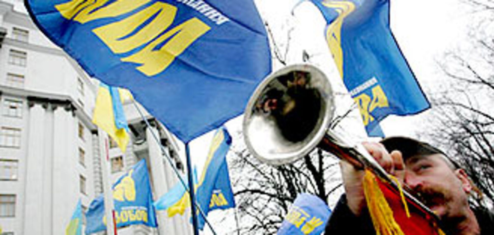 Националисты хотят запретить красные флаги на День Победы