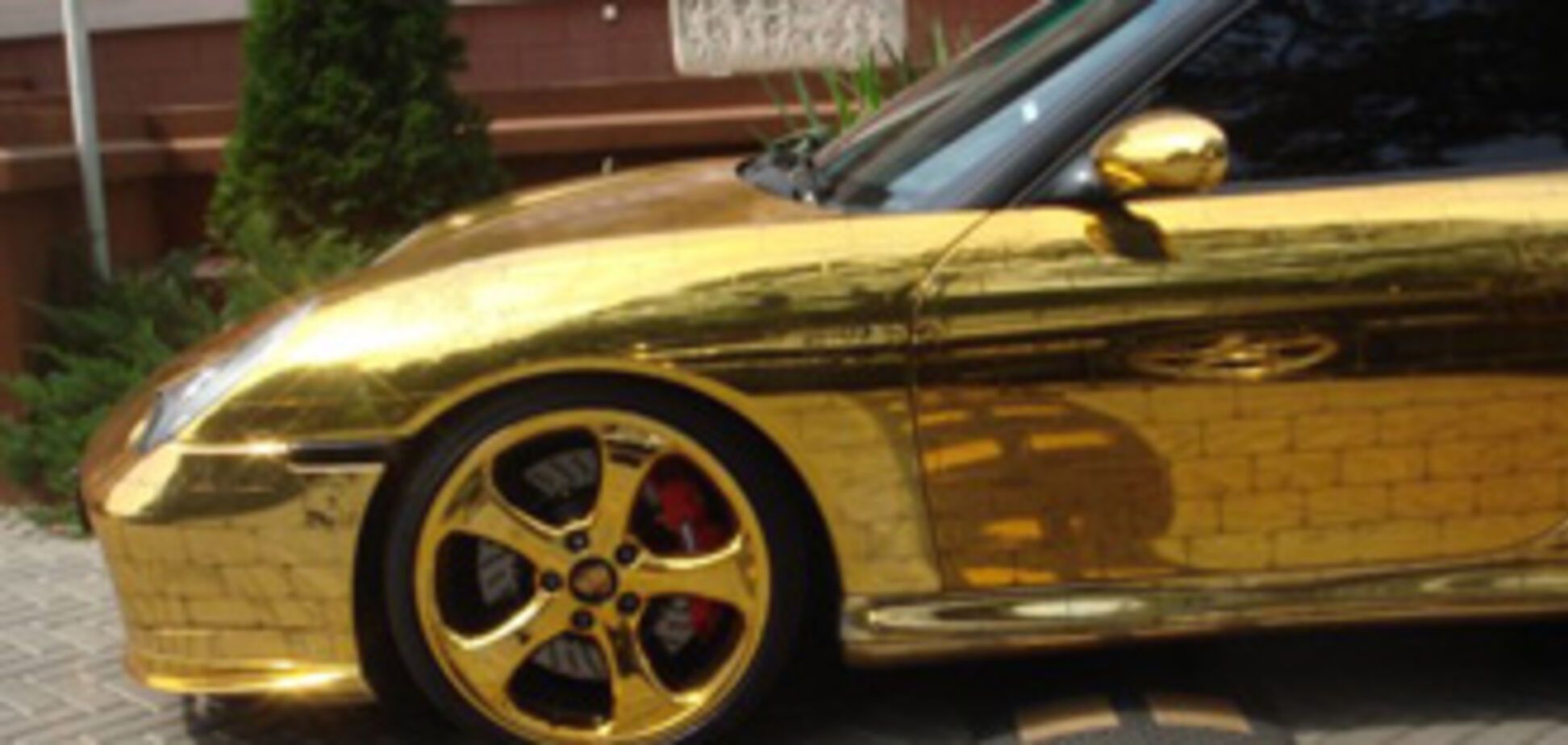 Угнан единственный в Москве 'золотой' 'Порше'