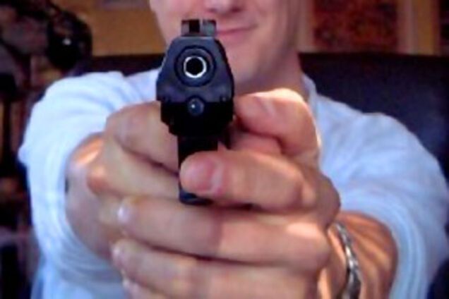 В США вооруженный преступник захватил в заложники 40 человек