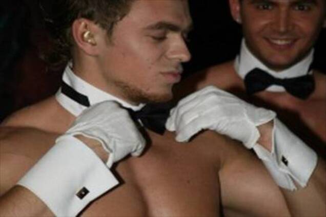 Топлесс-официанты спасают кафе