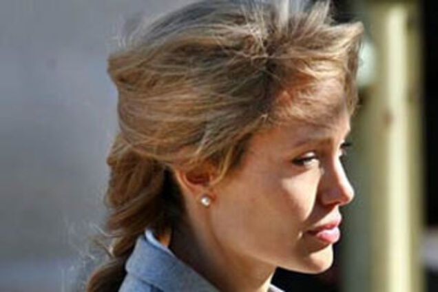 Анджеліні Джолі терміново викликали лікаря