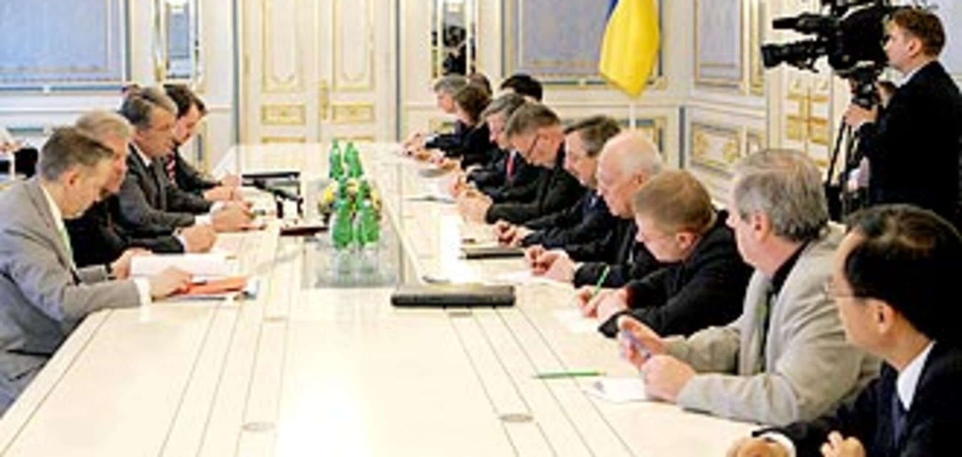 Ющенко не дав послам G8 право виступити