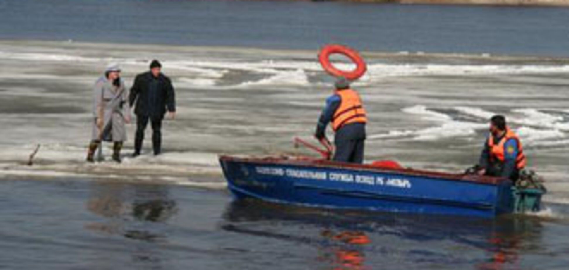 В Азовском море спасены трое рыбаков