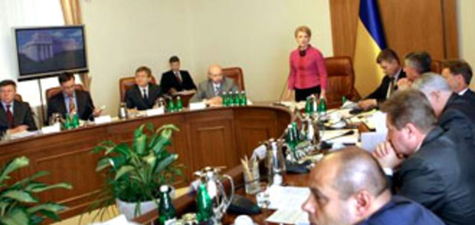 Тимошенко підвищила зарплату чиновникам в півтора рази