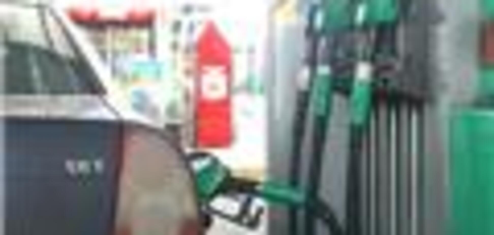 Троих украинцев отправили в колонию за незаконную заправку