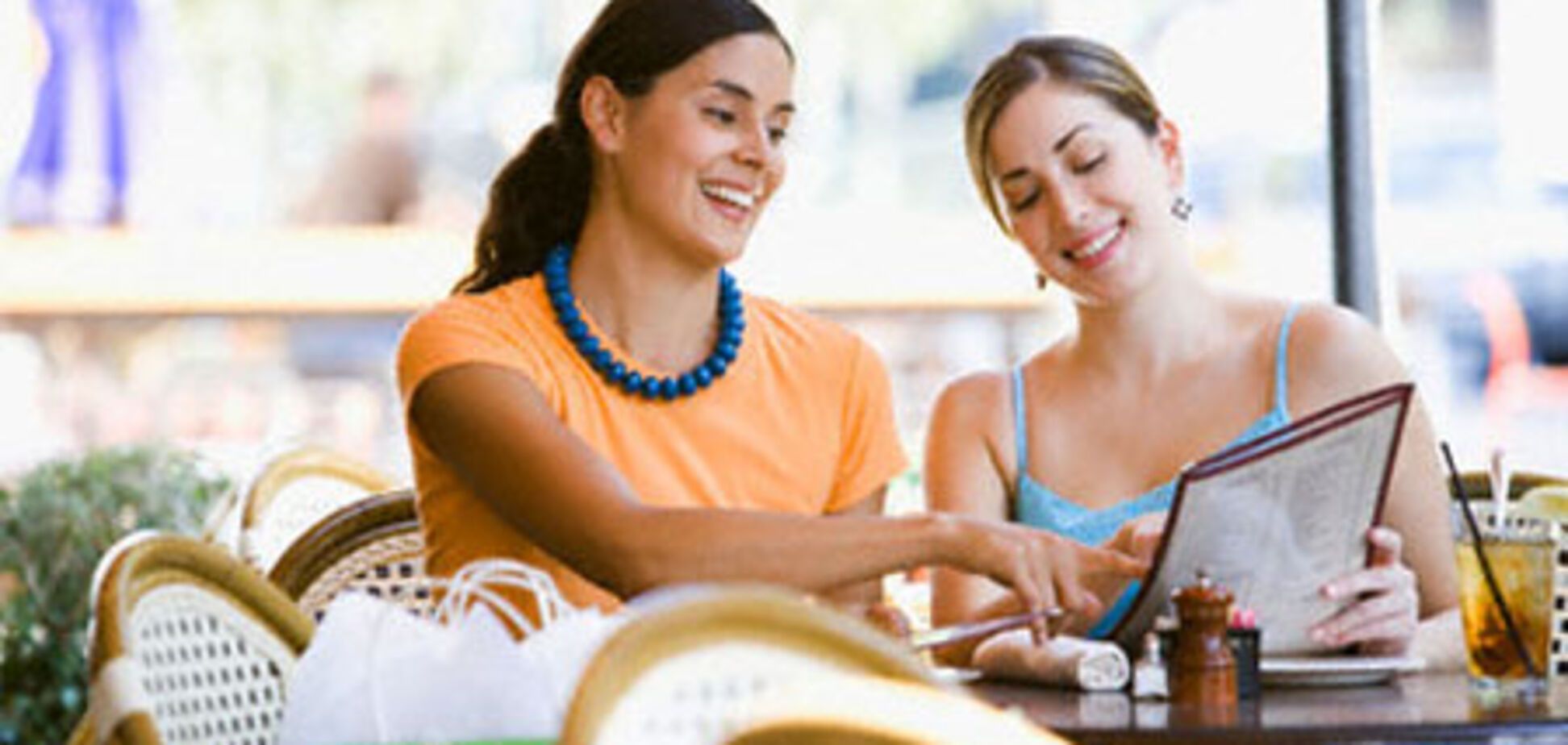 Над посетителями ресторана проводят опыты