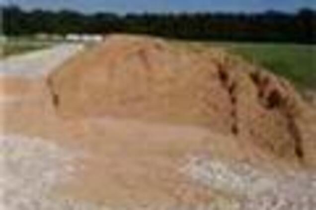 В Николаевской области песком засыпало ребенка