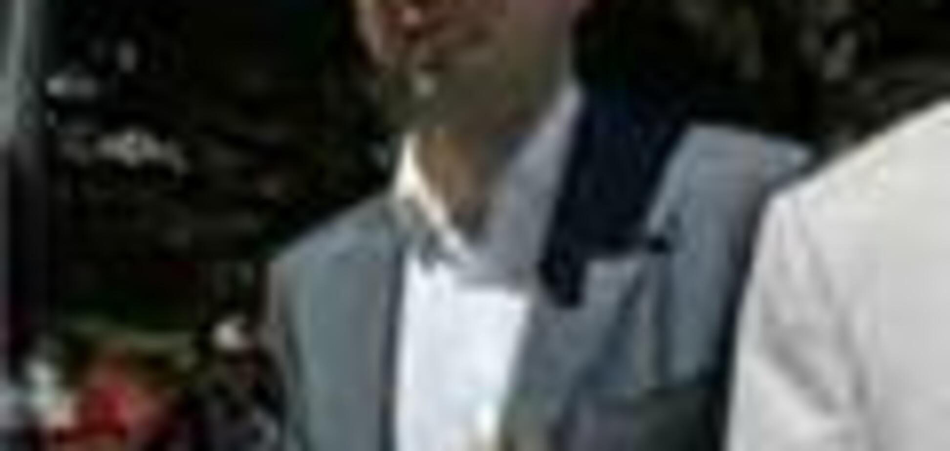 Яценюк в Севастополе: политикам кактусы, молодым альбомы