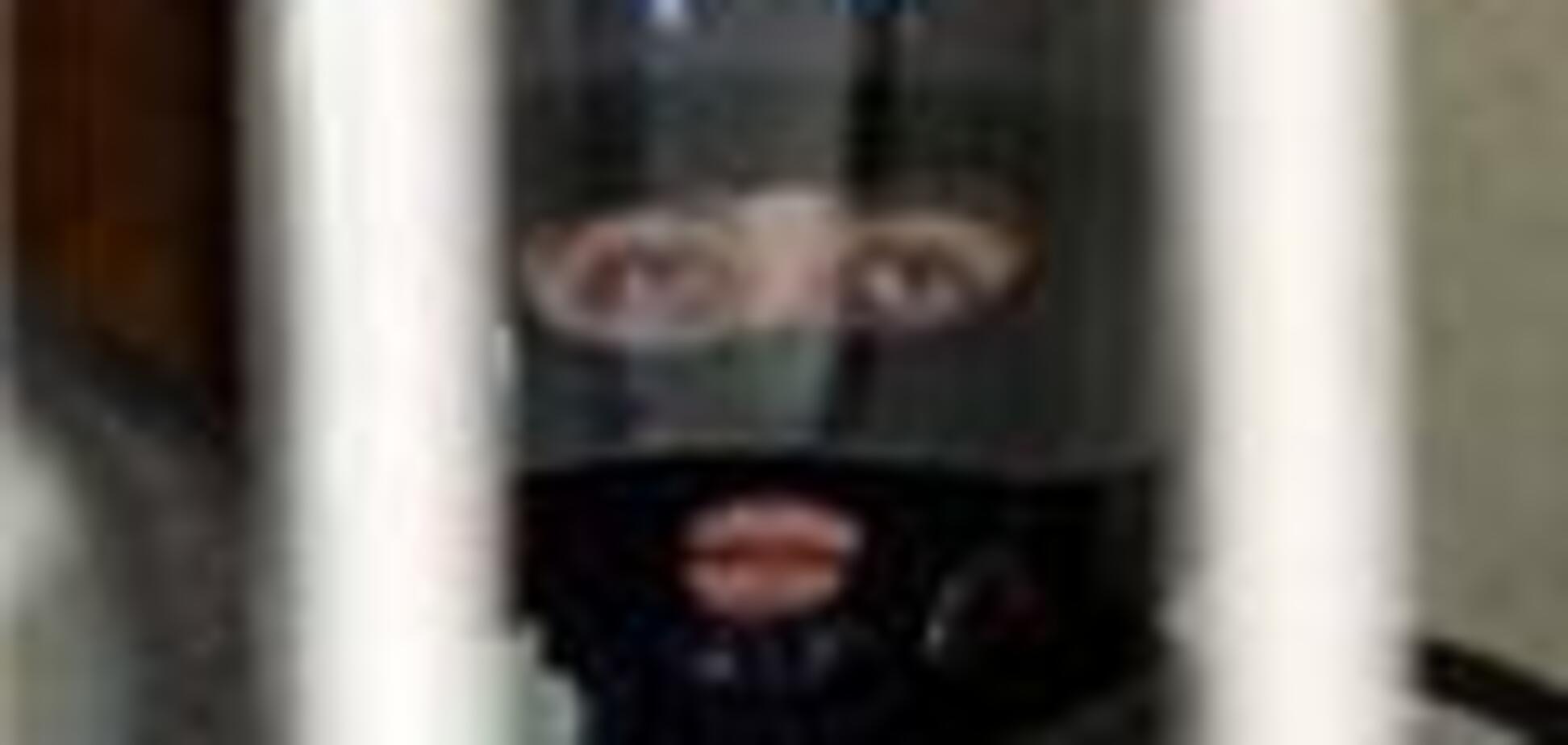 Участник акции протеста в Тбилиси зашил себе рот и глаза