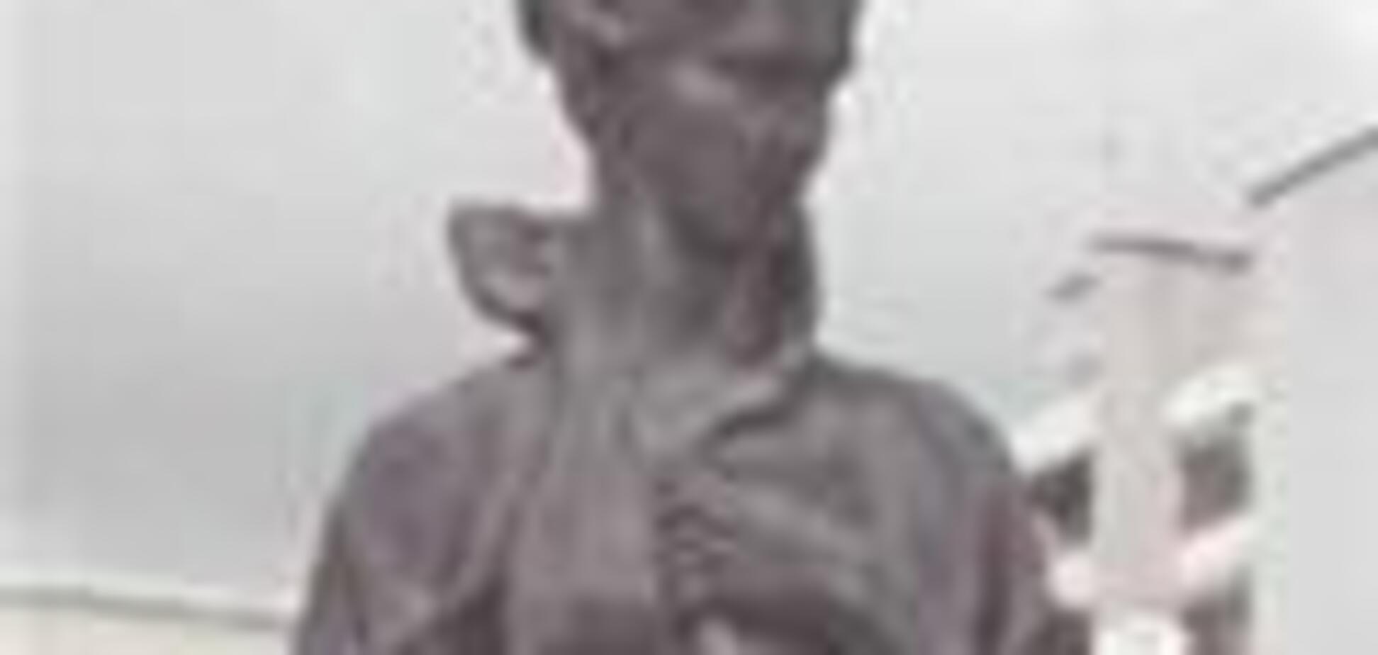 В Луцке надругались над памятником Лесе Украинке