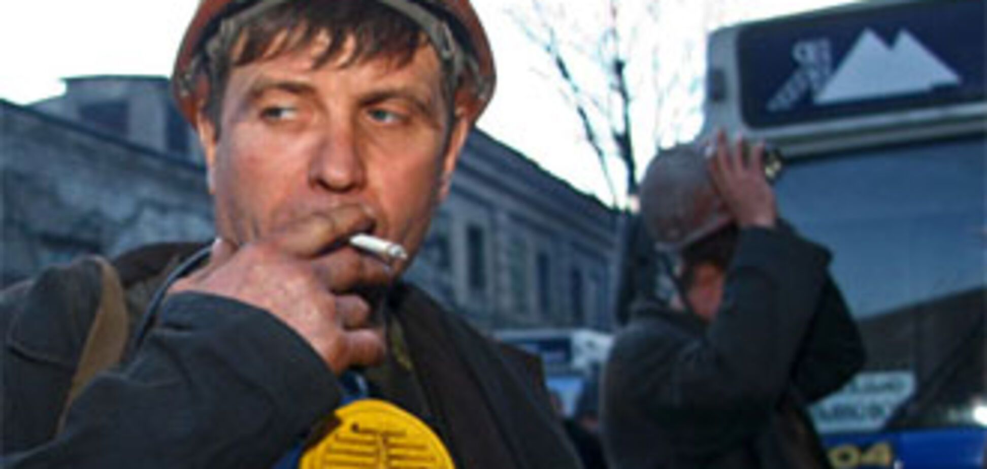 Під обвалом шахти знайшли живого гірника