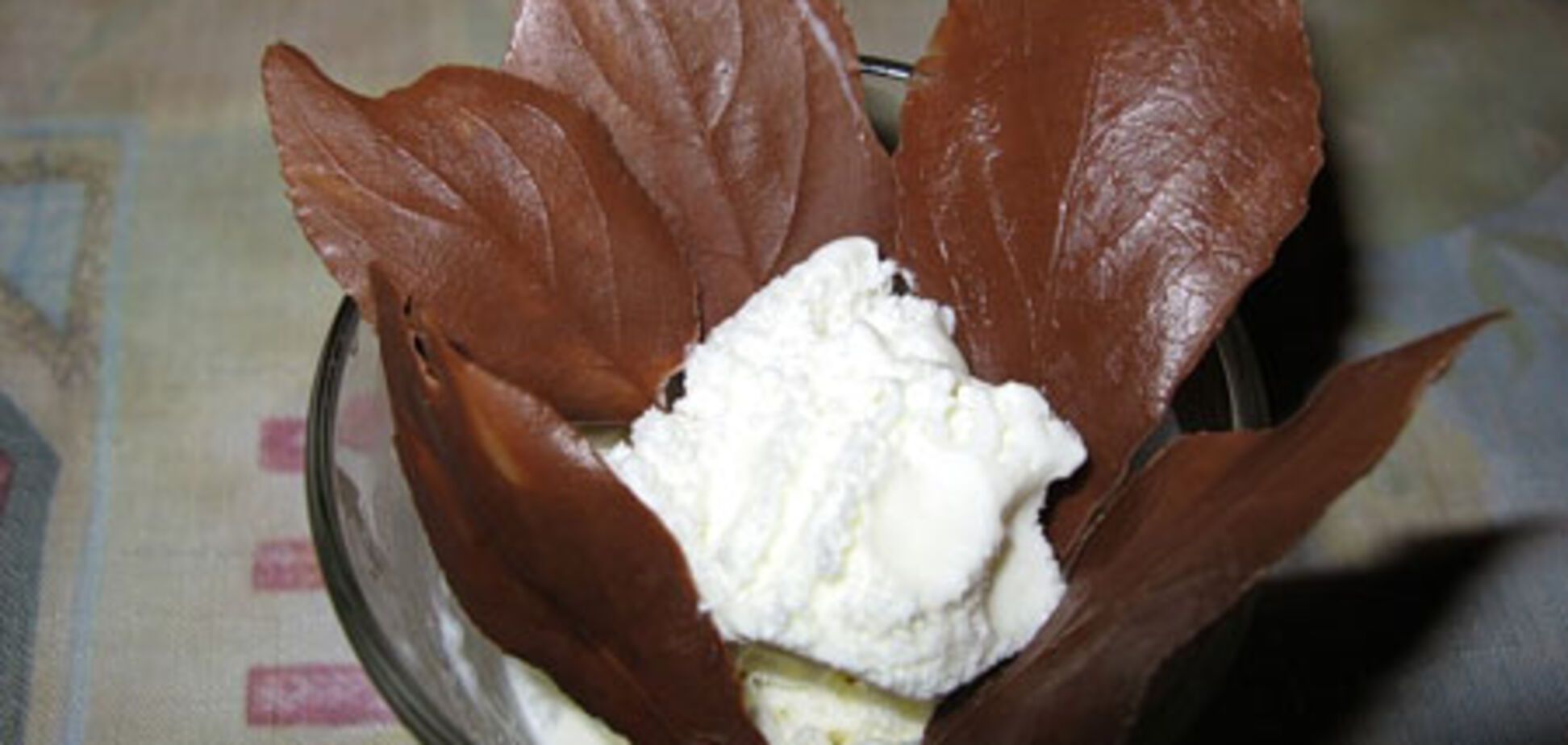 Шоколадные листья для украшения десерта
