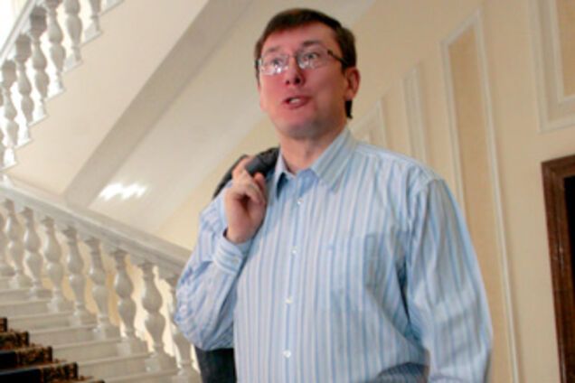 Луценко пытается скрыться за границей