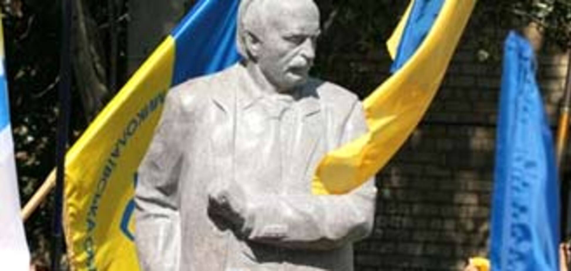 Чорновил приостанавливает разрешение на эксгумацию тела отца