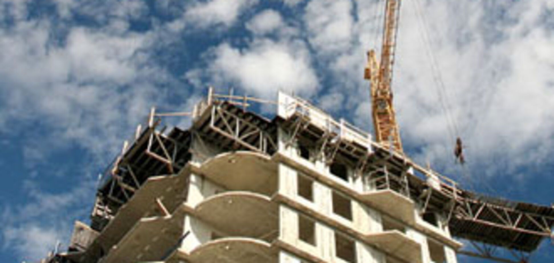 В Шанхае целиком рухнул новый 13-этажный дом