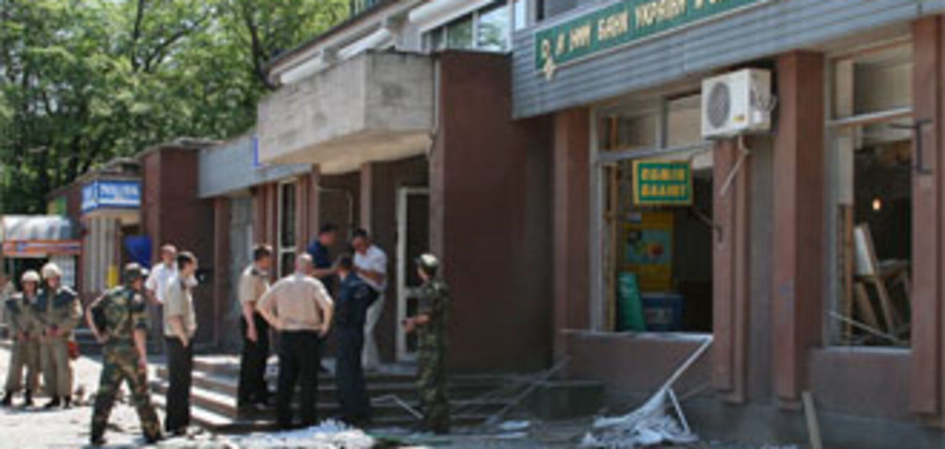 На місці вибухів в' Ощадбанку' знайшли два пістолети і бомбу