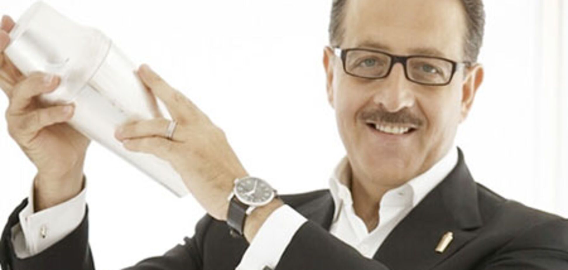 Человек, наливавший принцу Чарльзу