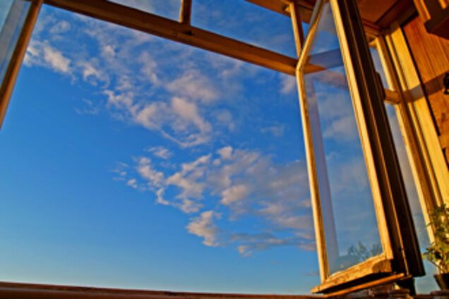 Маленький мальчик выжил, выпав с 8 этажа