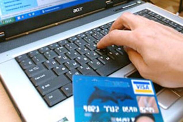 Хакер два года путешествовал за чужой счет