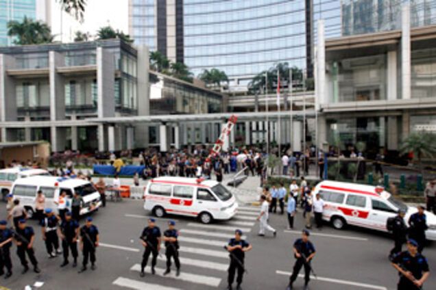 Серия взрывов в Джакарте, много жертв