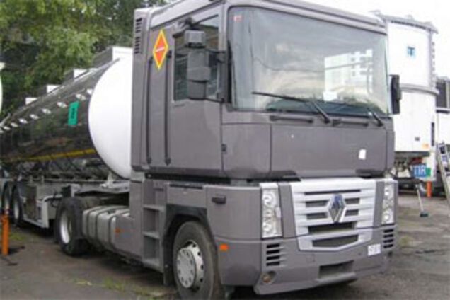 На Львовщине горящая цистерна заблокировала трассу